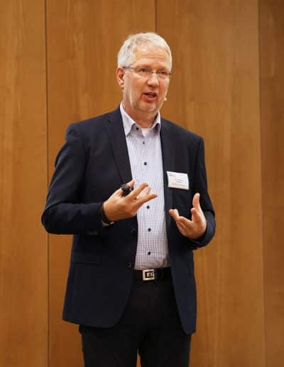Matthes während seines Vortrags auf der Burg Warberg