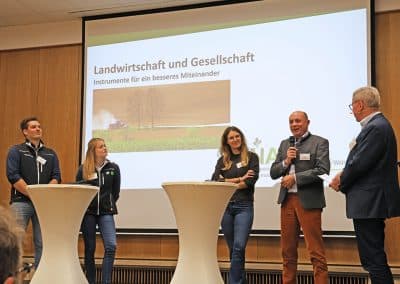 Praxis Diskussionsrunde auf der Bühne in der Burg Warberg