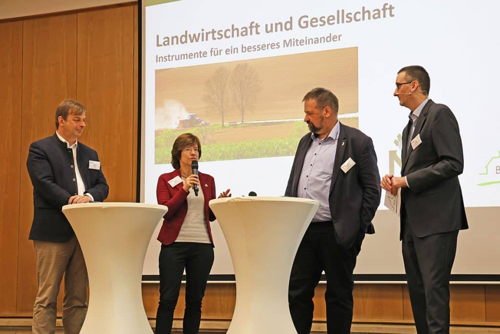 Podiumsdiskussion auf der Burg Warberg