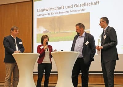 Podiumsdiskussion auf der Burg Warberg